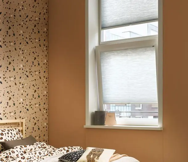 Plisse-Luxaflex-grijs-slaapkamer-staand-610x525.jpg